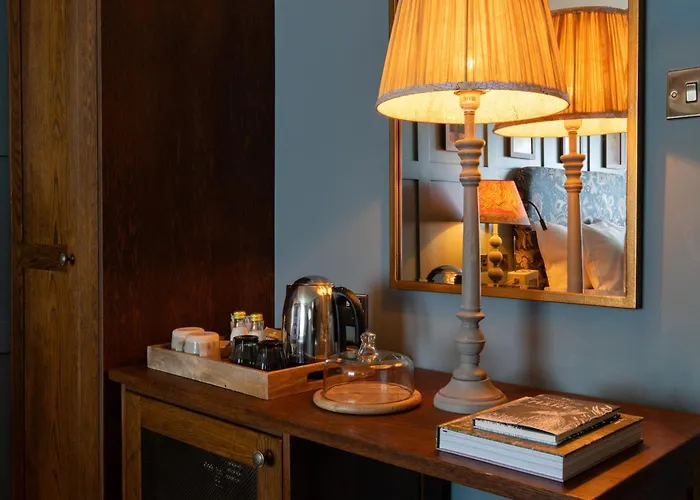 The Potters Heron - A Heartwood Inn